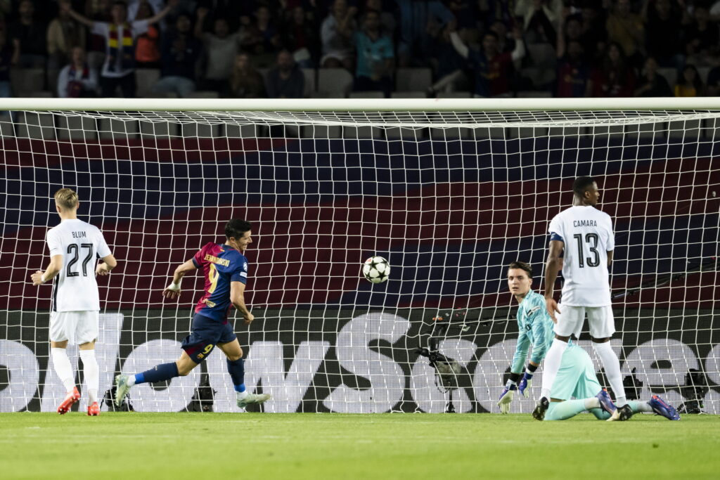 Barcelona's Robert Lewandowski (L) celebrates scoring